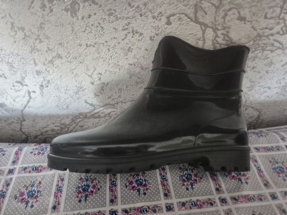 Продам резиноаые сапожки размер 36