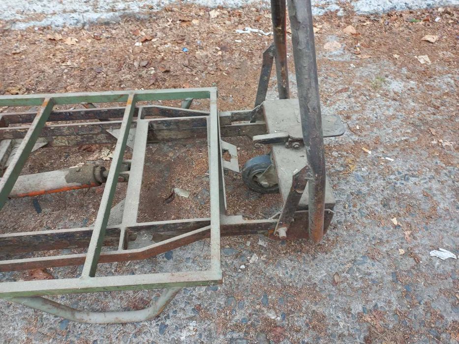 1 бр.количка с 7 бр.стелажи за разнасяне на материял