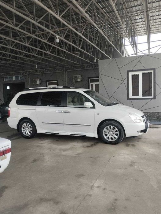 Kia carnival 2006 rangi oq srochna sotamiz abmen ham bor GM