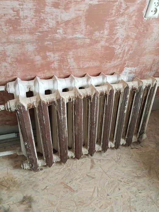 Продам чугунный радиатор