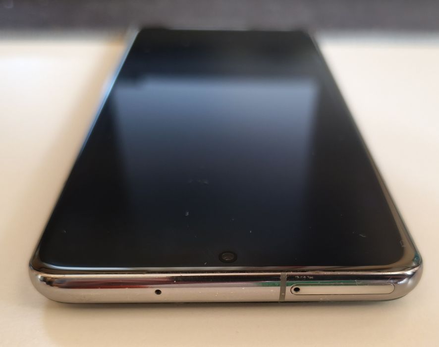 Samsung Galaxy S20+ — Отлична работа, лек козметичен дефект