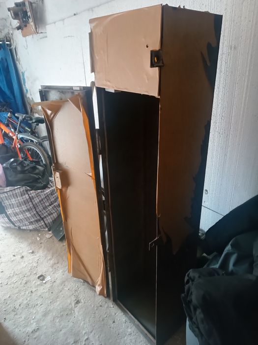 Продаётся металлический сейф.