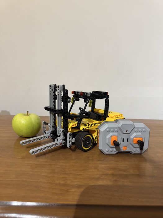 Technic — Погрузчик с пультом управления, собранный конструктор