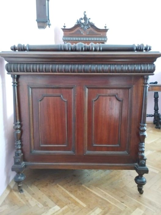 Комплект легла масив, нощно шкафче, скрин от фабрикантска къща