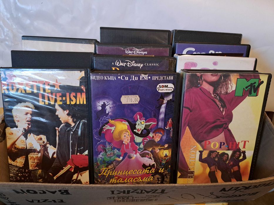 Продава работещ запазен грамофон концертньй3 и 11 броя видео касети  .