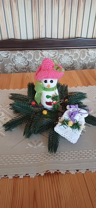 Медно украшение за стена и ръчно изработени новогодишни фигури