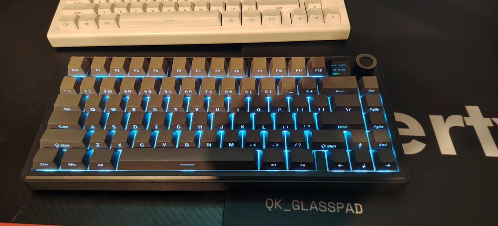 tastatura gaming aula cu ecran