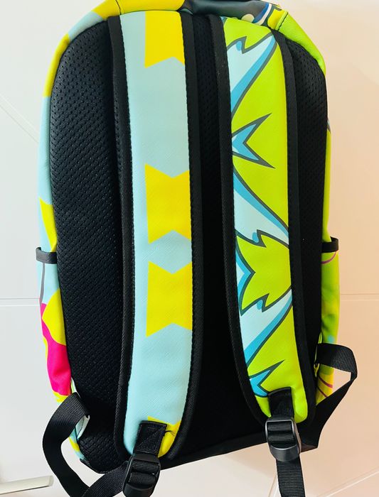 Раница в ярки цветове.