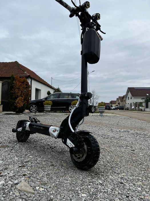 Se oferă spre vânzare Trotineta Kukirin G2 Master an 2025