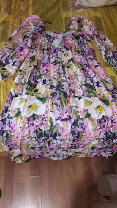 Продавам рокля на H&M на цветя