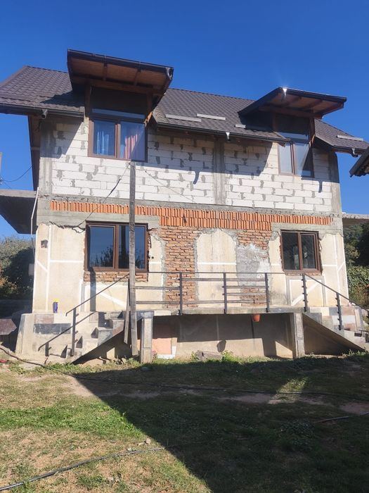 CASĂ DE VÂNZARE – Teren 880 MP – Drum Principal spre TRANSFĂGĂRĂȘAN