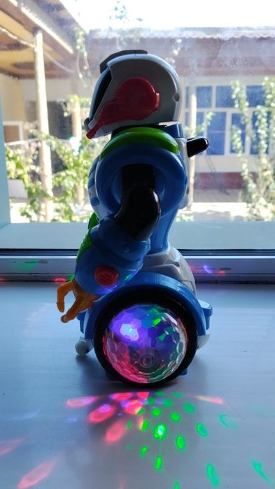 Робот уйинчоқ айланиб ўйнайди хам юради