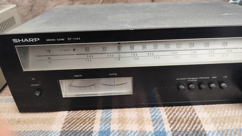 Vând tuner Sharp