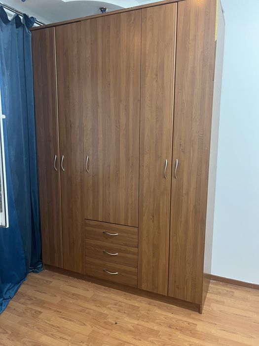 Почти новый шкаф