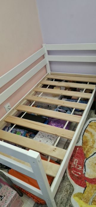 Кровать из дерева