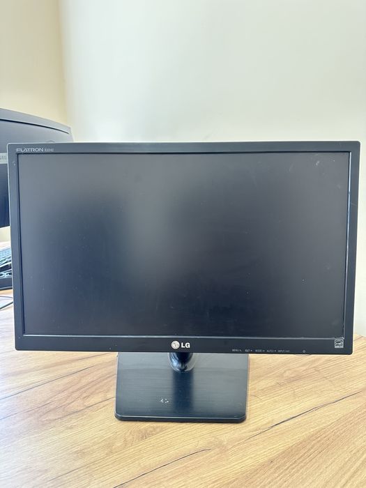 Монитор рабочий в хорошем состоянии