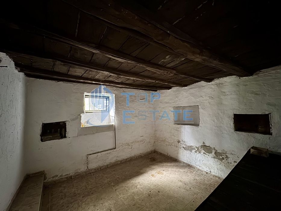 Двуетажна тухлена къща с допълнителни постройки и голям двор в село К