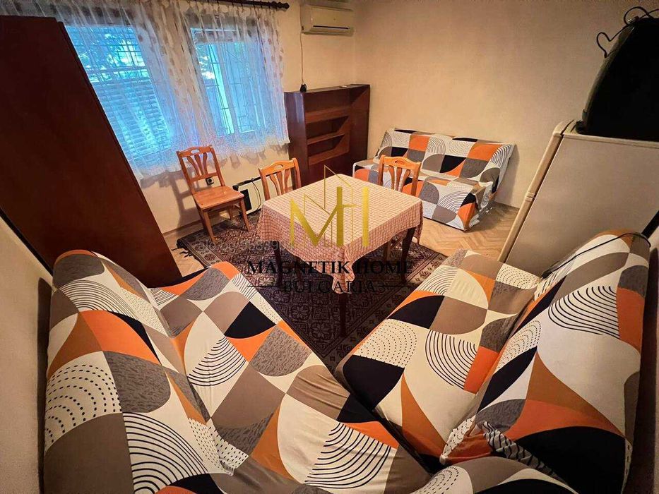 Бюджетен двустаен апартамент с беседка на метри от морската градина