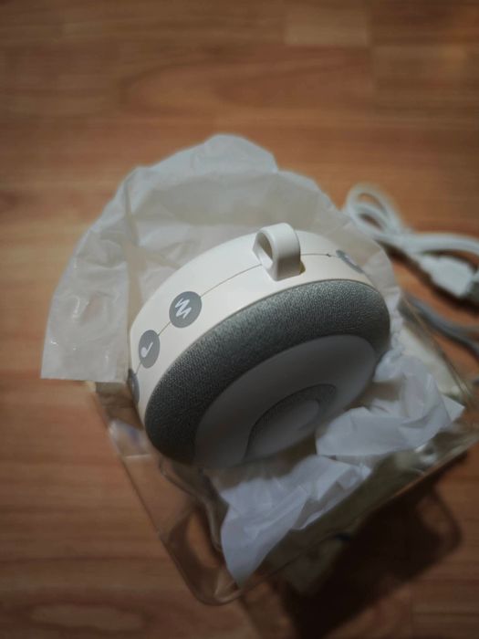 Уред за бял шум и нощна лампа