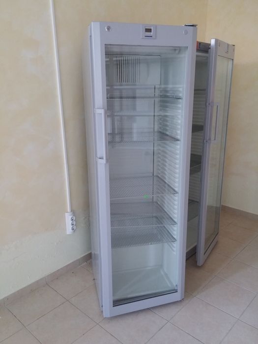 Продавам хладилна витрина Либхер ползвана само  4месеца