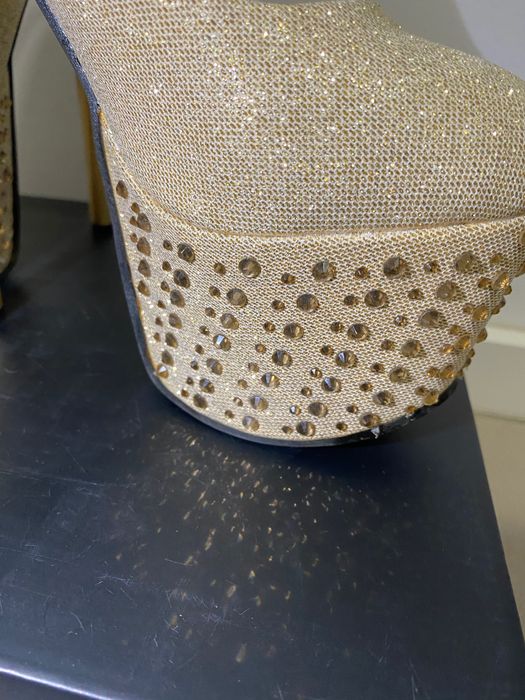 Sandale aurii cu sclipici si pietricele