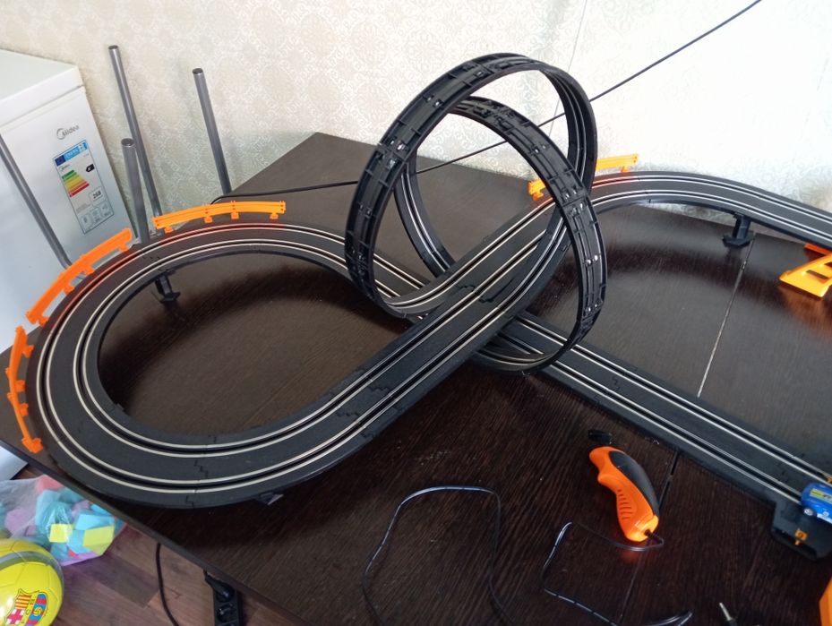 Трасса гоночная с двумя машинками