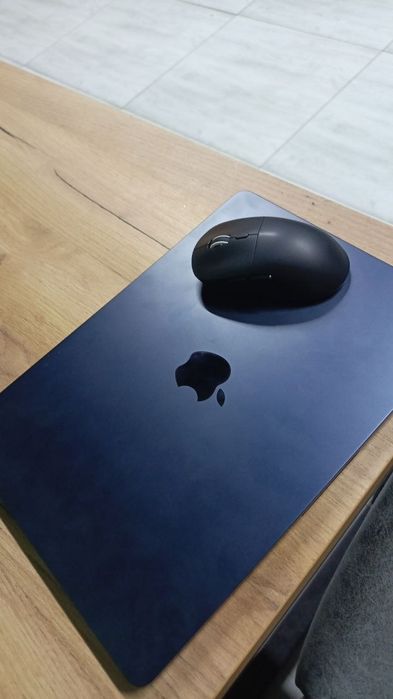MacBook AIR M2     .