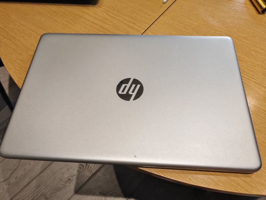Лаптоп HP 15s (15.6") с Лицензиран Windows 11