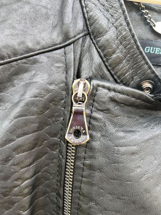 Trench piele, centura in talie, piesa timeless.