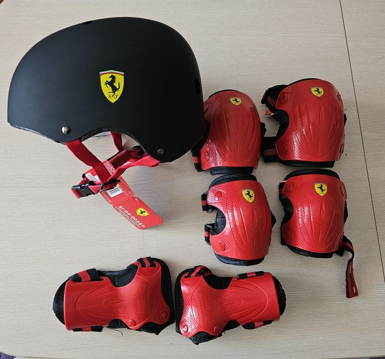 Неизползвани Ferrari детска каска и протектори размер М