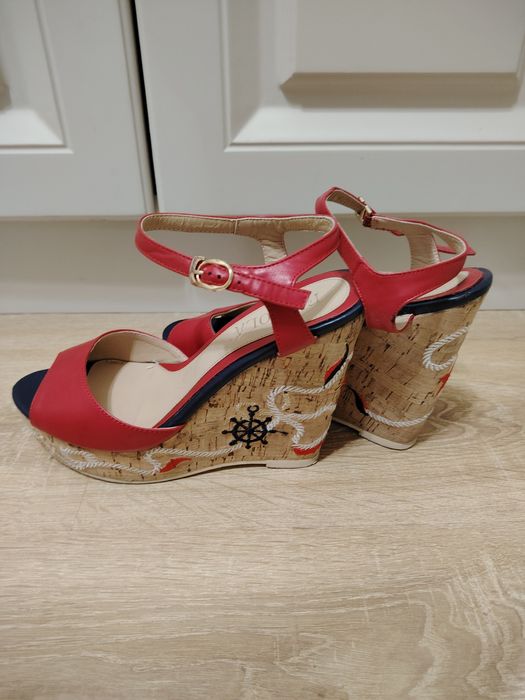 Босоножки женские