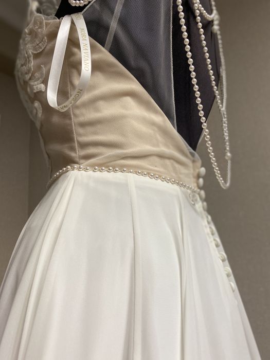 Белое платье с открытой спиной