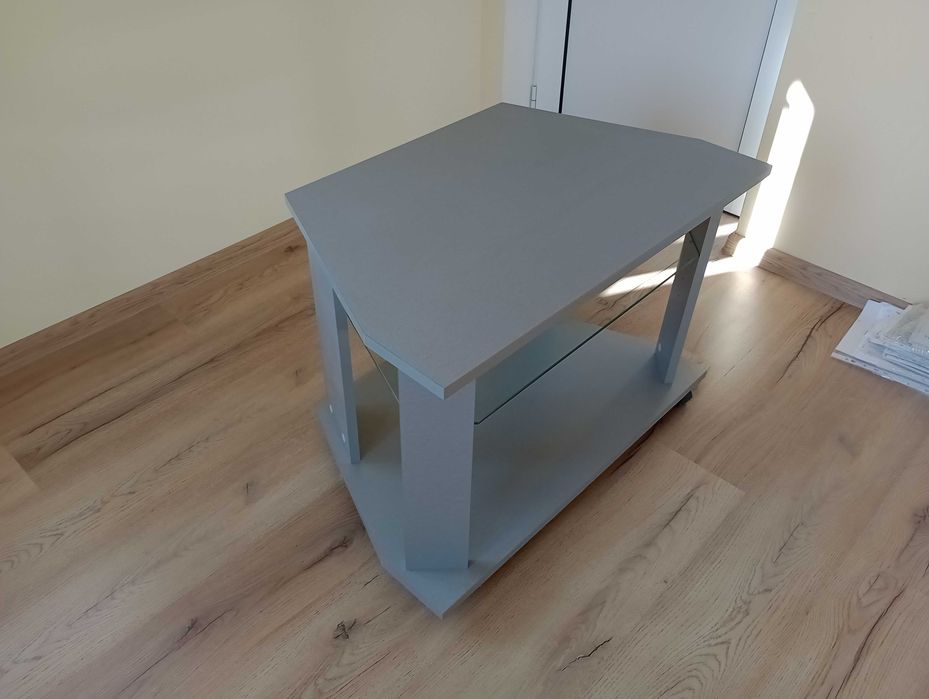 Масичка за телевизор с колелца