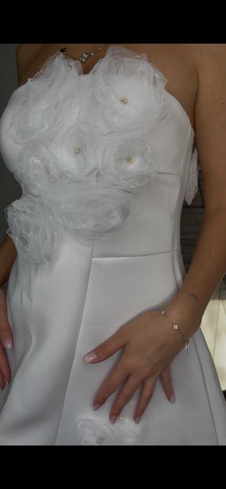 бяла рокля шита по поръчка неопренова с бели цветя и златни орнаменти