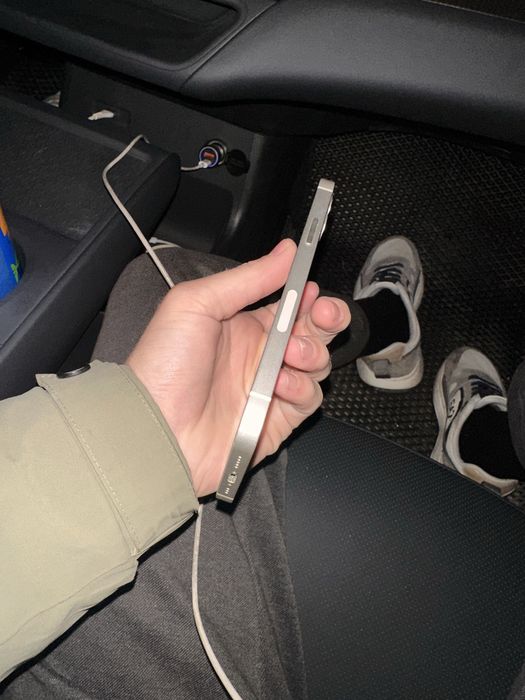 В продаже айфон 12