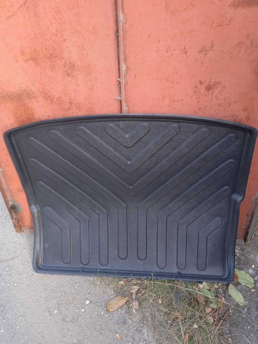 Продавам гумена стелка за багажник