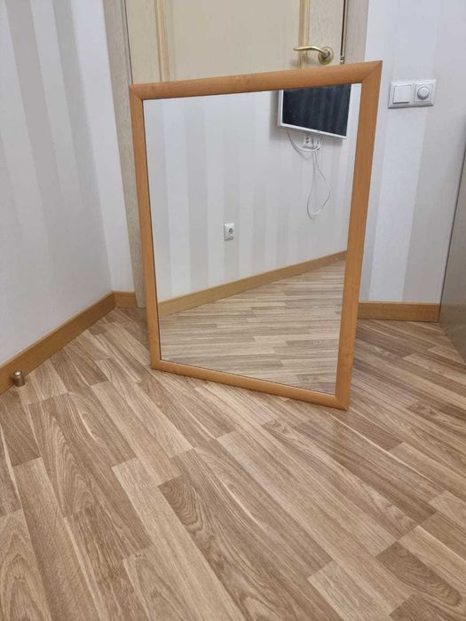 настенное зеркало в раме