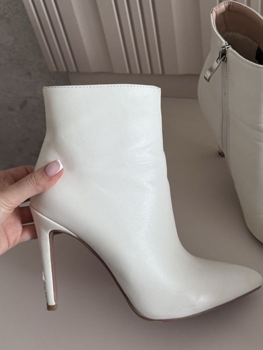 Отдам даром красиве белые сапожки