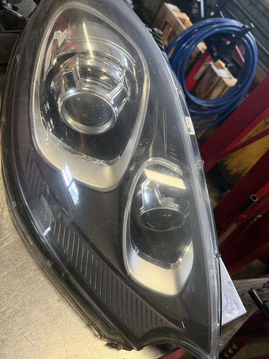 Десен фар Порше Макан