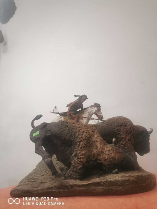 Statuie cu tenta indiana vanatoare de bizon
