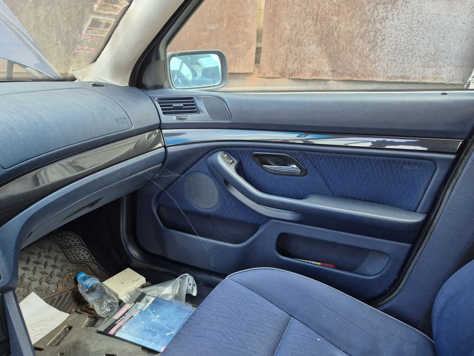 Продавам син салон БМВ Е39 седан