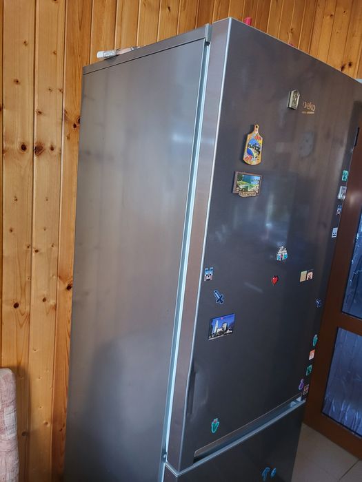 Продавам хладилник с три чекмеджета фризер