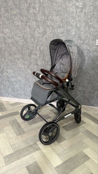 Красивая,легкая коляска