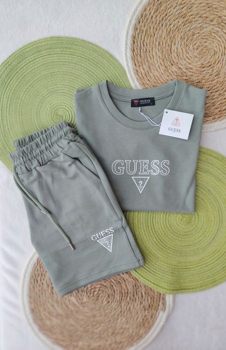 Дамски комплектиКъси панталони Налични размери C, M, L, XL. Памучна материя и достъпни цени.