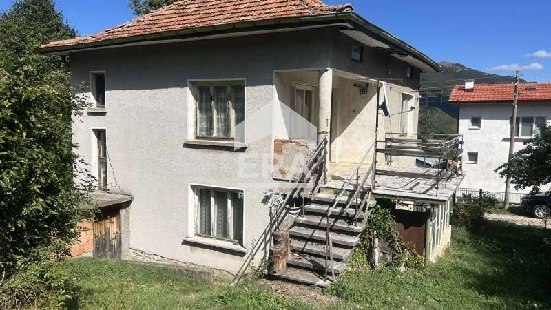 ЕРА Фаворит продава къща с двор в с. Дружево