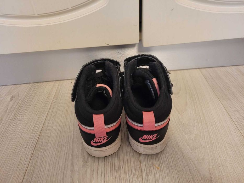 Детски есенни обувки Nike за момиче - номер 36.5-37. Цена 46лв