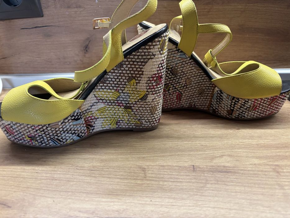 Сандали на платформа