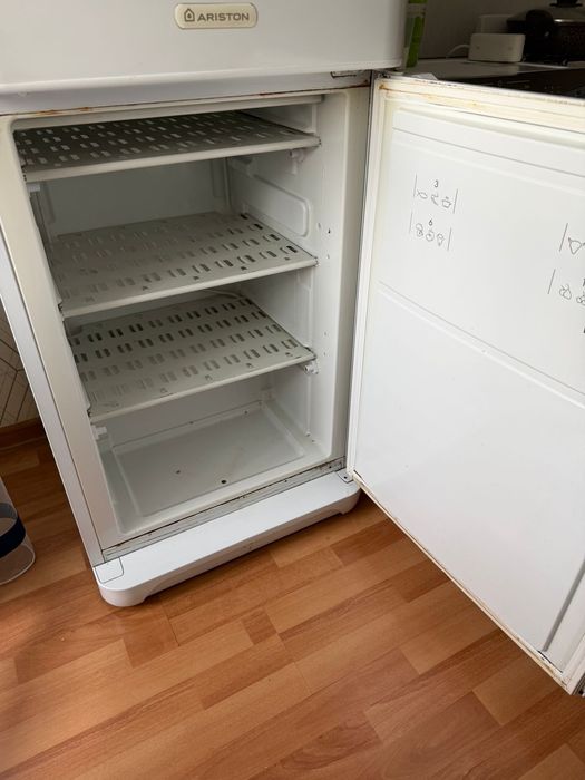 Холодильник ARISTON