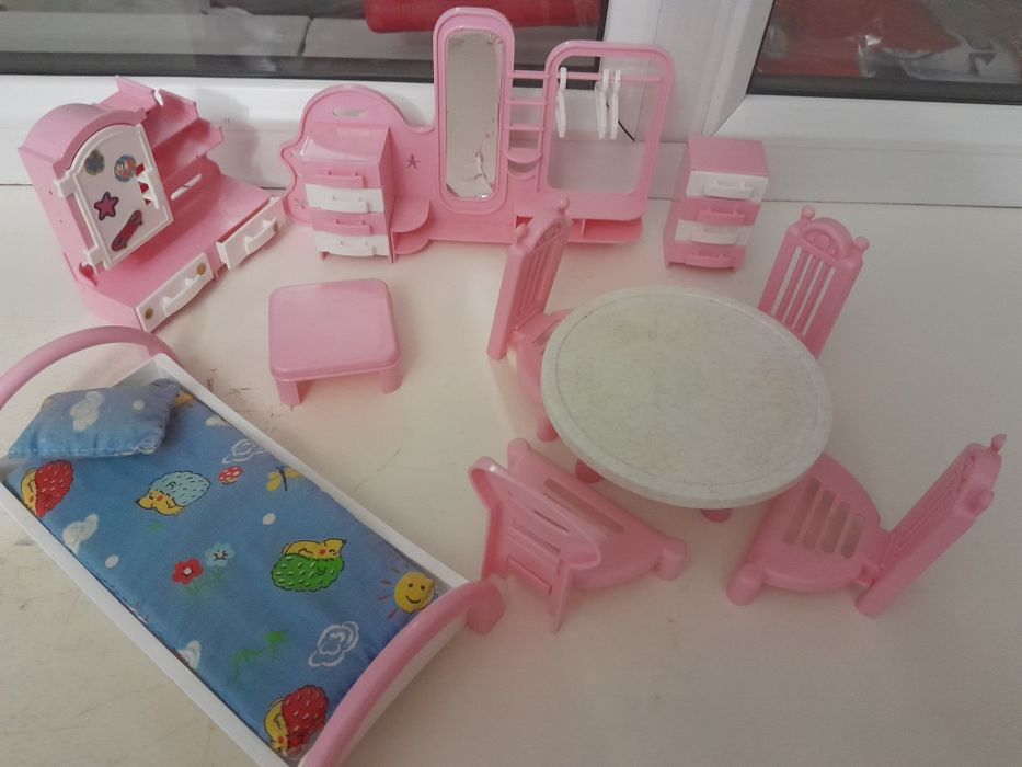 Игрушки и мебель к ним