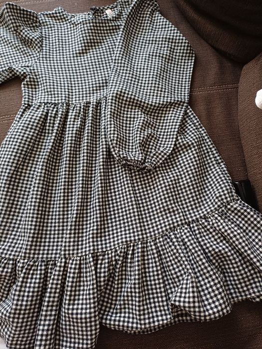 Rochiță superbă este practica merge si la evenimente dar si la.scoala